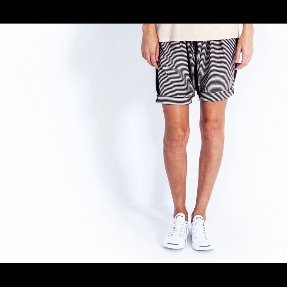 NEW Faircloth Women’s stripped Nepal Style Shorts, OS, black & white